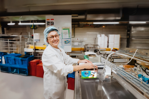 Photo d'une personne souriante travaillant à l'usine BEL